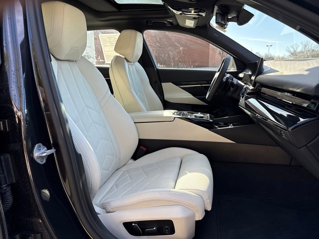 Used 2025 BMW 530i xDrive w/ Premium Package image 31