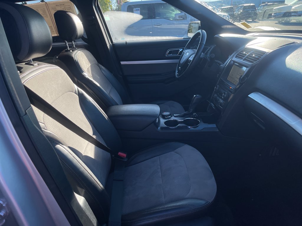 Used 2017 Ford Explorer XLT w/ Equipment Group 202A AWD/4WD image 34