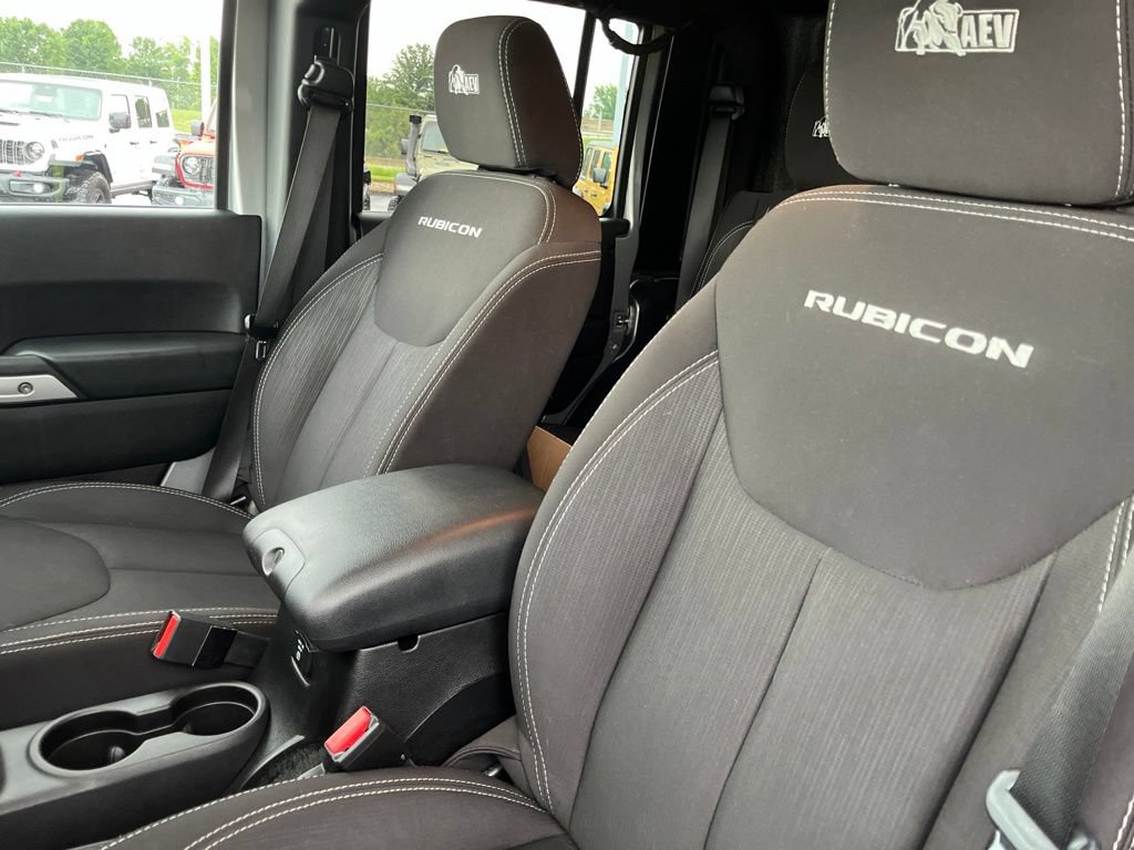 Used 2014 Jeep Wrangler Unlimited Rubicon w/ Connectivity Group AWD/4WD image 3