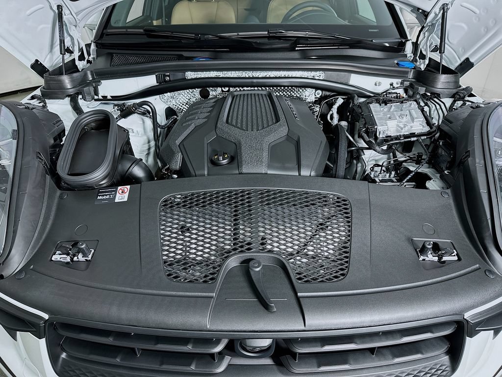 Certified 2026 Porsche Macan AWD/4WD image 33