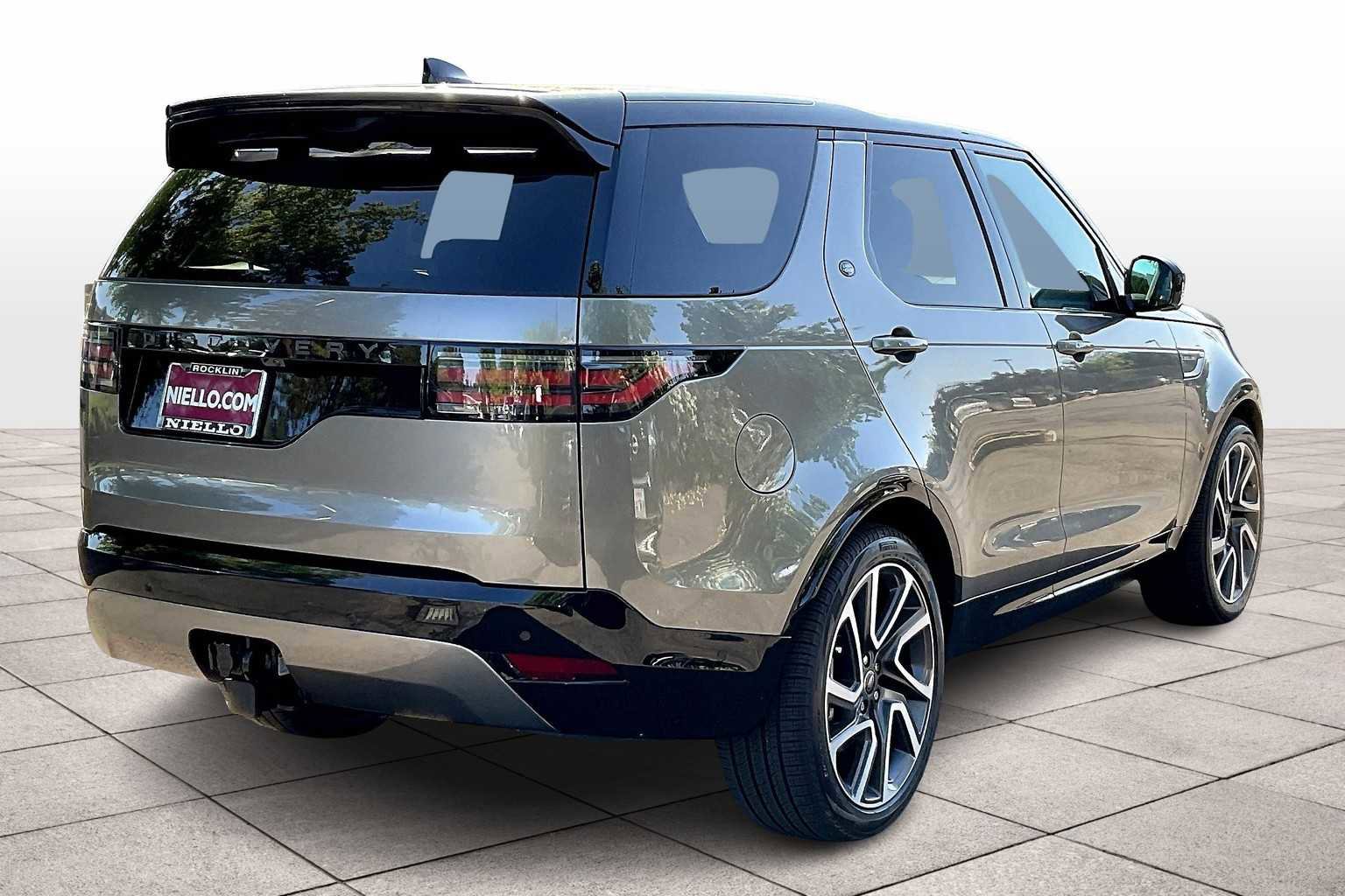 New 2025 Land Rover Discovery Dynamic SE image 4