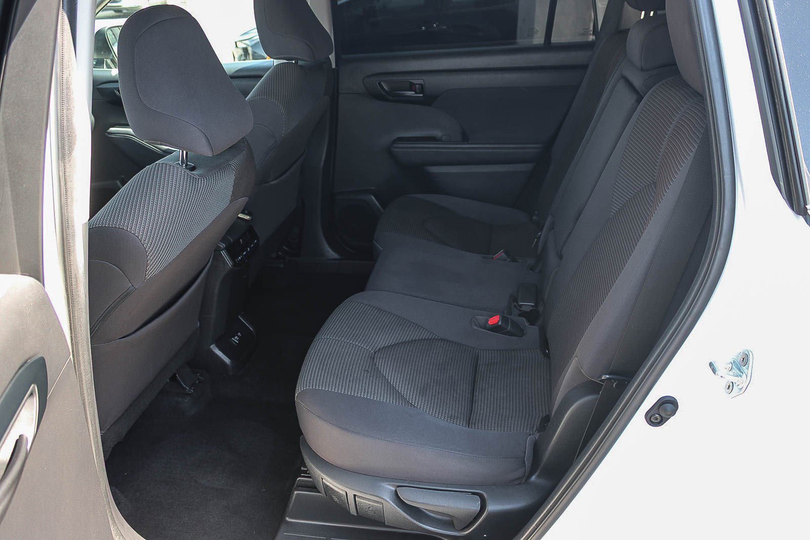 Used 2021 Toyota Highlander L FWD image 19