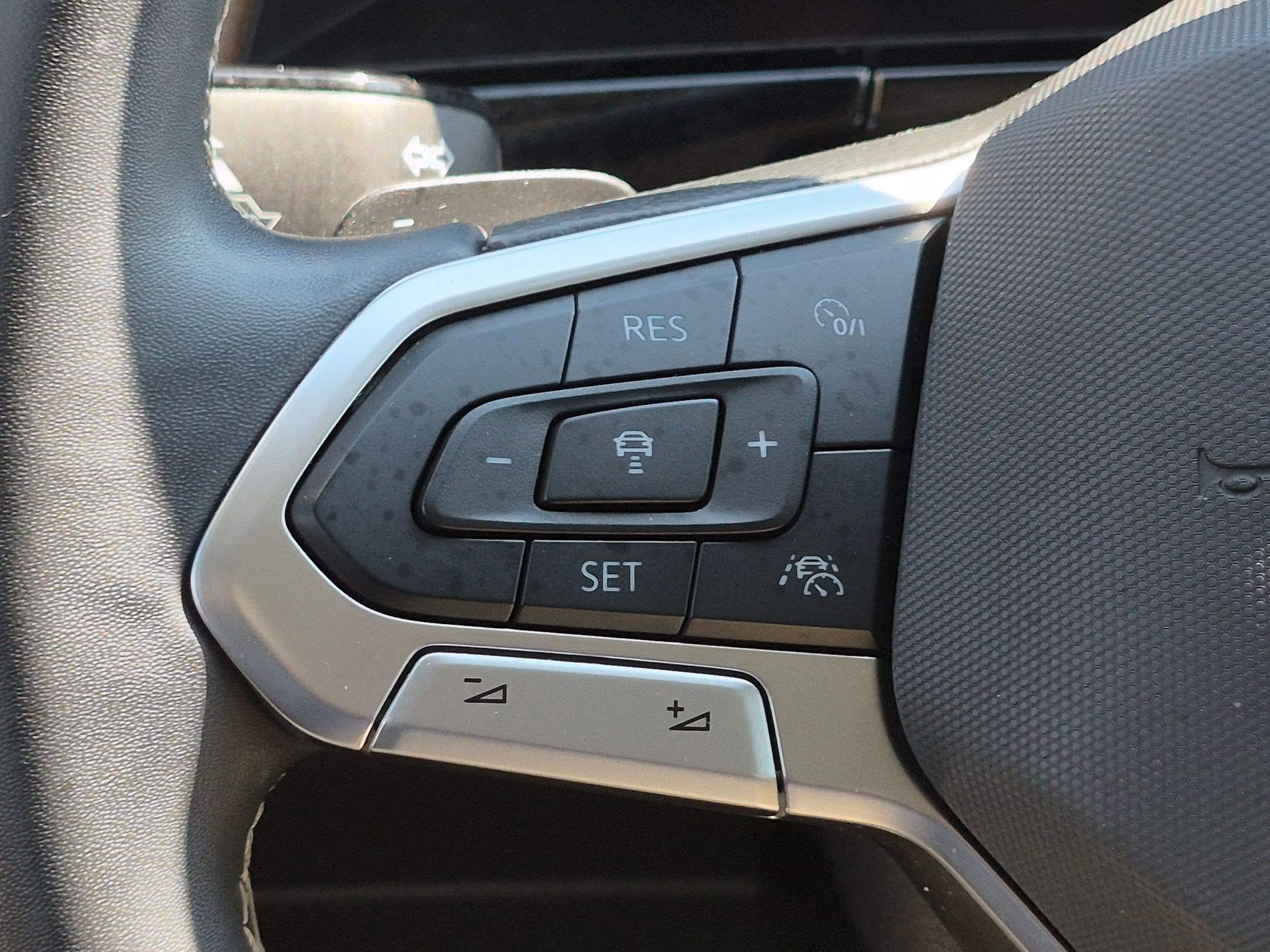 Used 2024 Volkswagen Atlas SE w/ Panoramic Sunroof Package FWD image 19