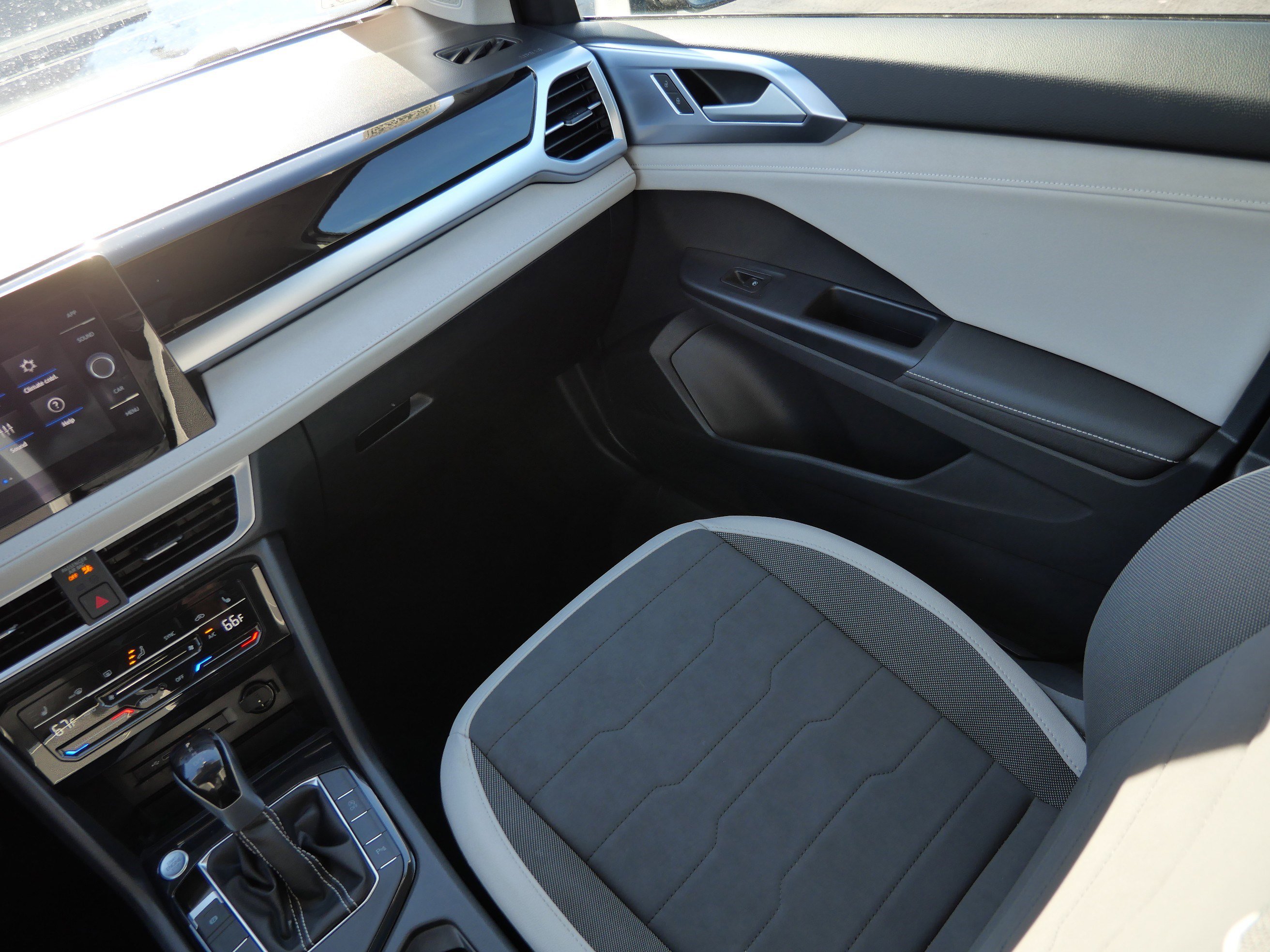 Certified 2025 Volkswagen Taos SE image 11