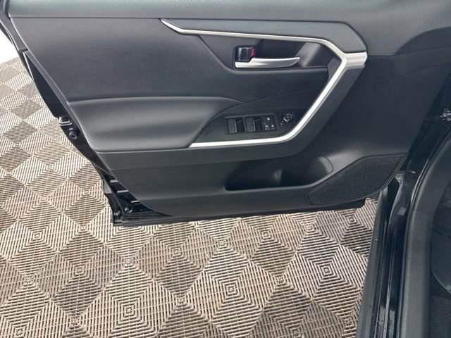 Used 2025 Toyota RAV4 XLE image 20