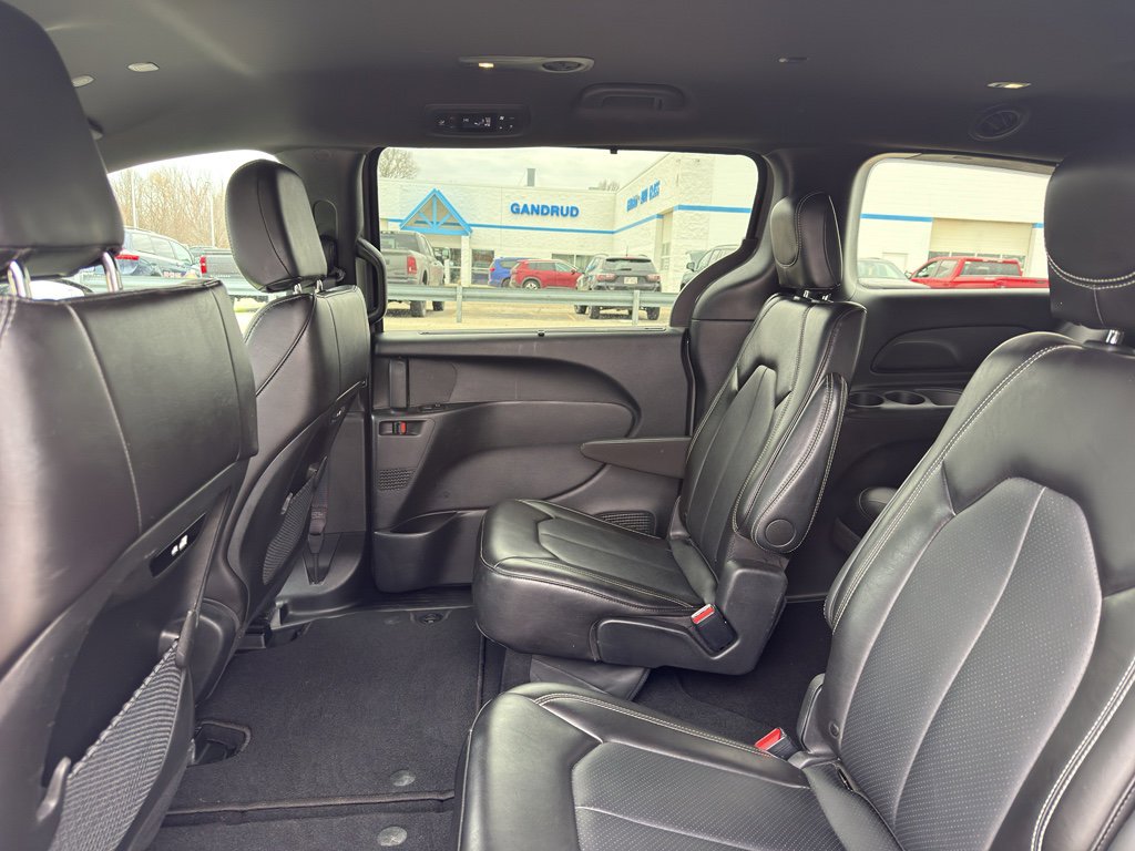 Used 2025 Chrysler Pacifica Select image 29