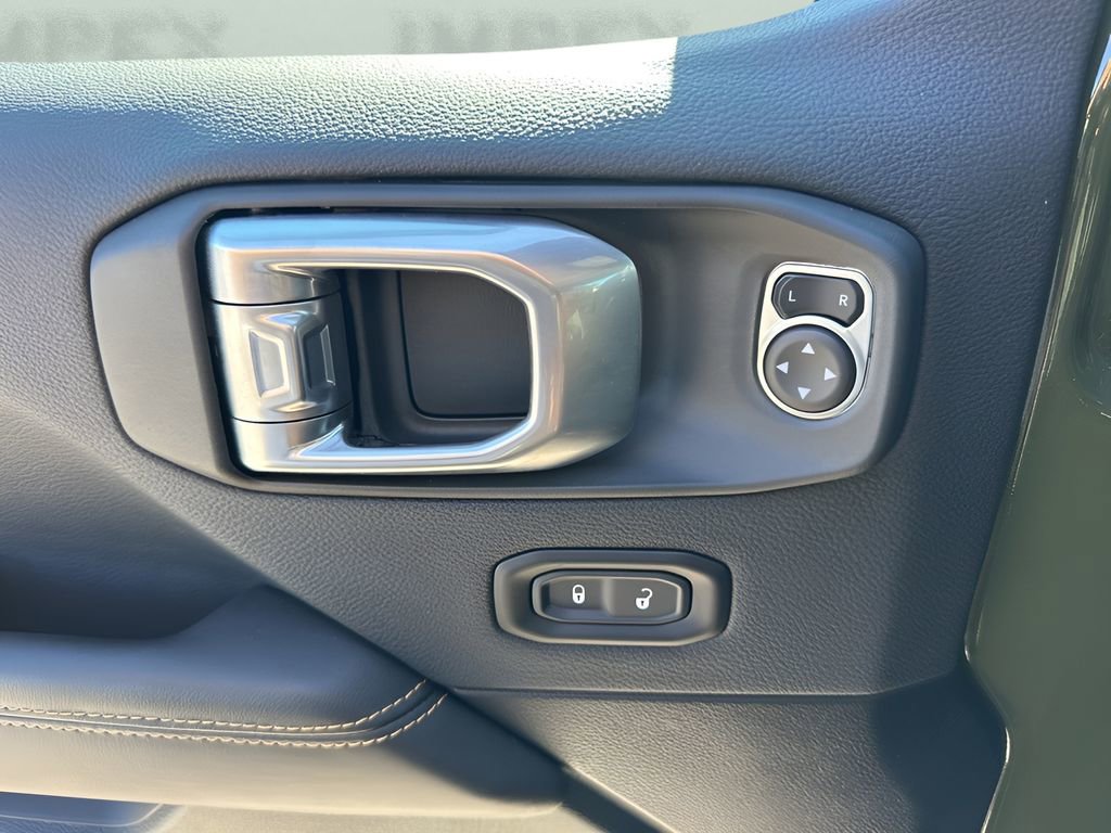 Used 2024 Jeep Wrangler Unlimited Sahara image 24