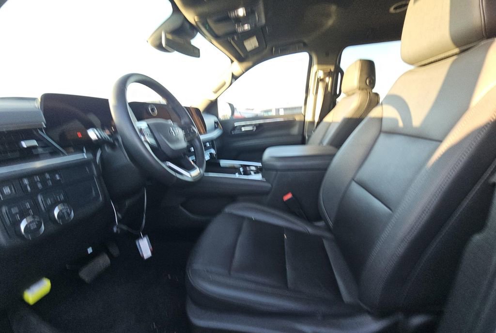 Used 2025 Chevrolet Suburban Z71 AWD/4WD image 2