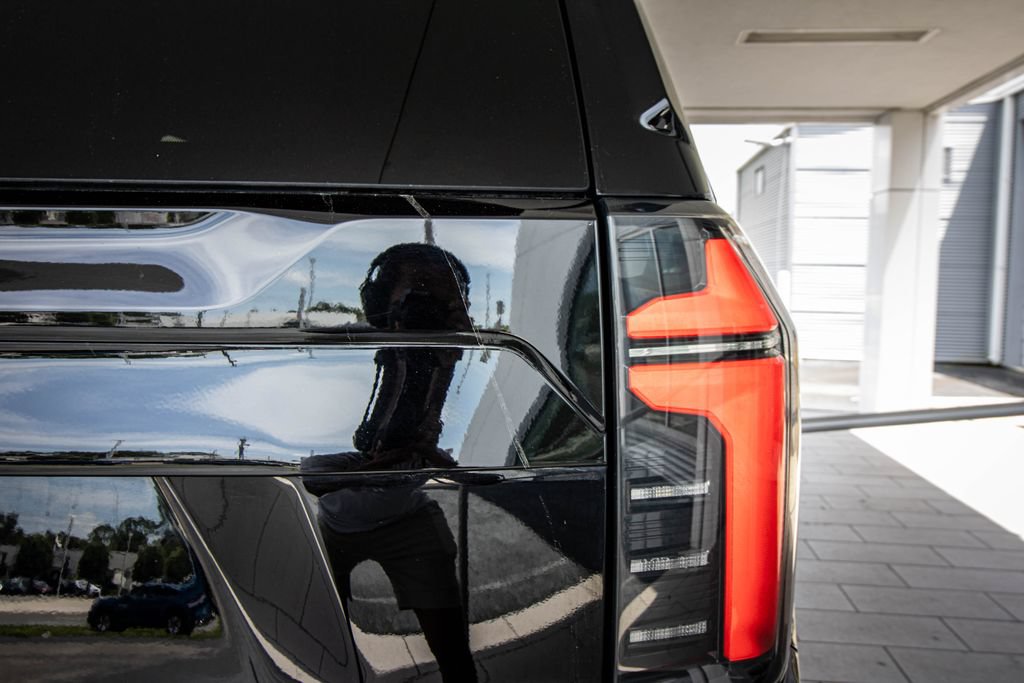 Used 2025 Chevrolet Suburban LT RWD image 13