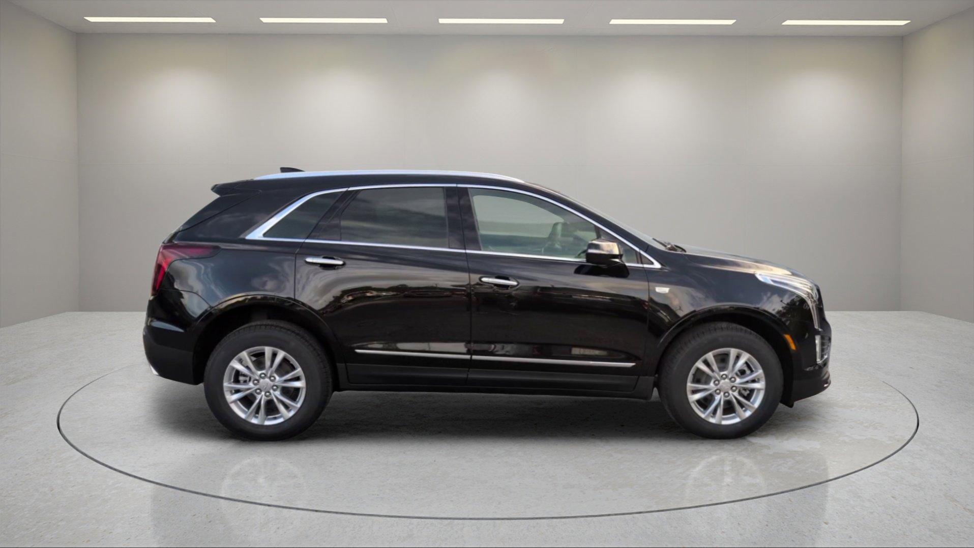 New 2025 Cadillac XT5 Luxury image 2