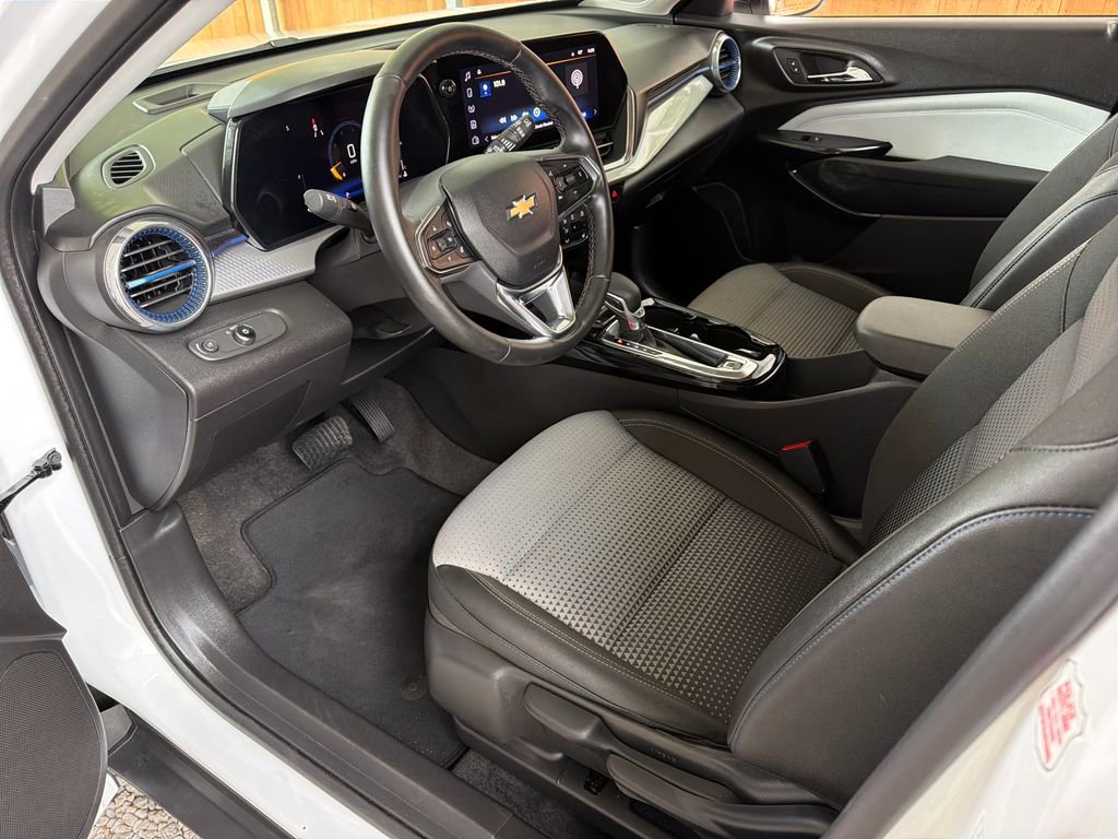 Used 2025 Chevrolet Trax LT w/ LT Convenience Package image 2