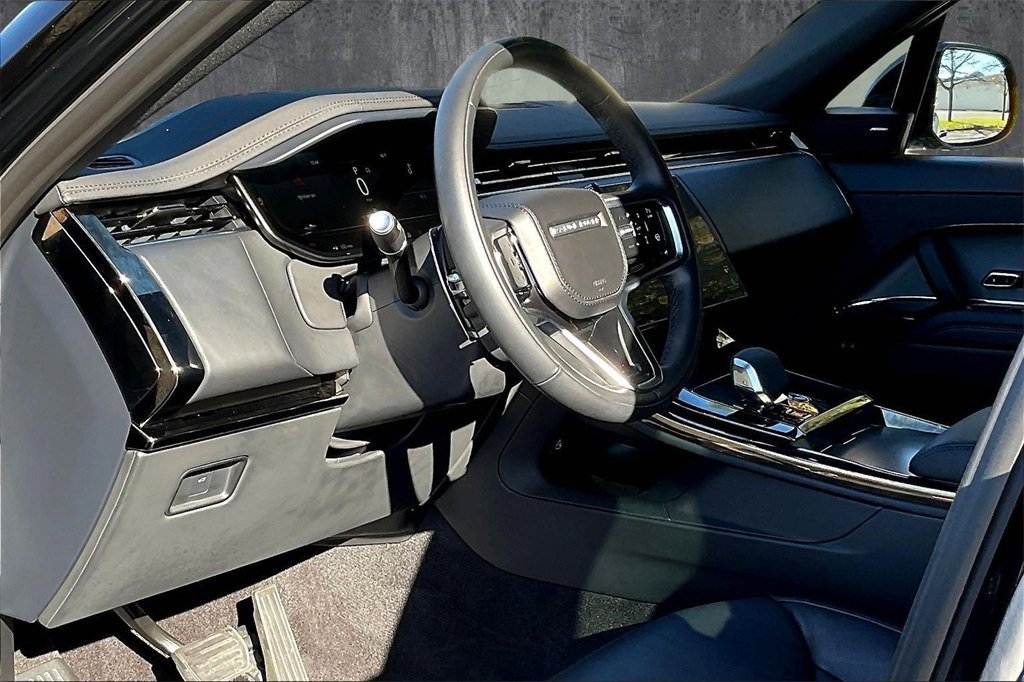 Used 2025 Land Rover Range Rover Sport image 16