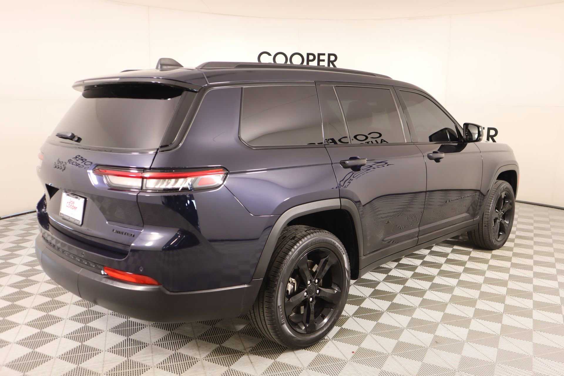 Used 2024 Jeep Grand Cherokee L Limited w/ Black Appearance Package image 23