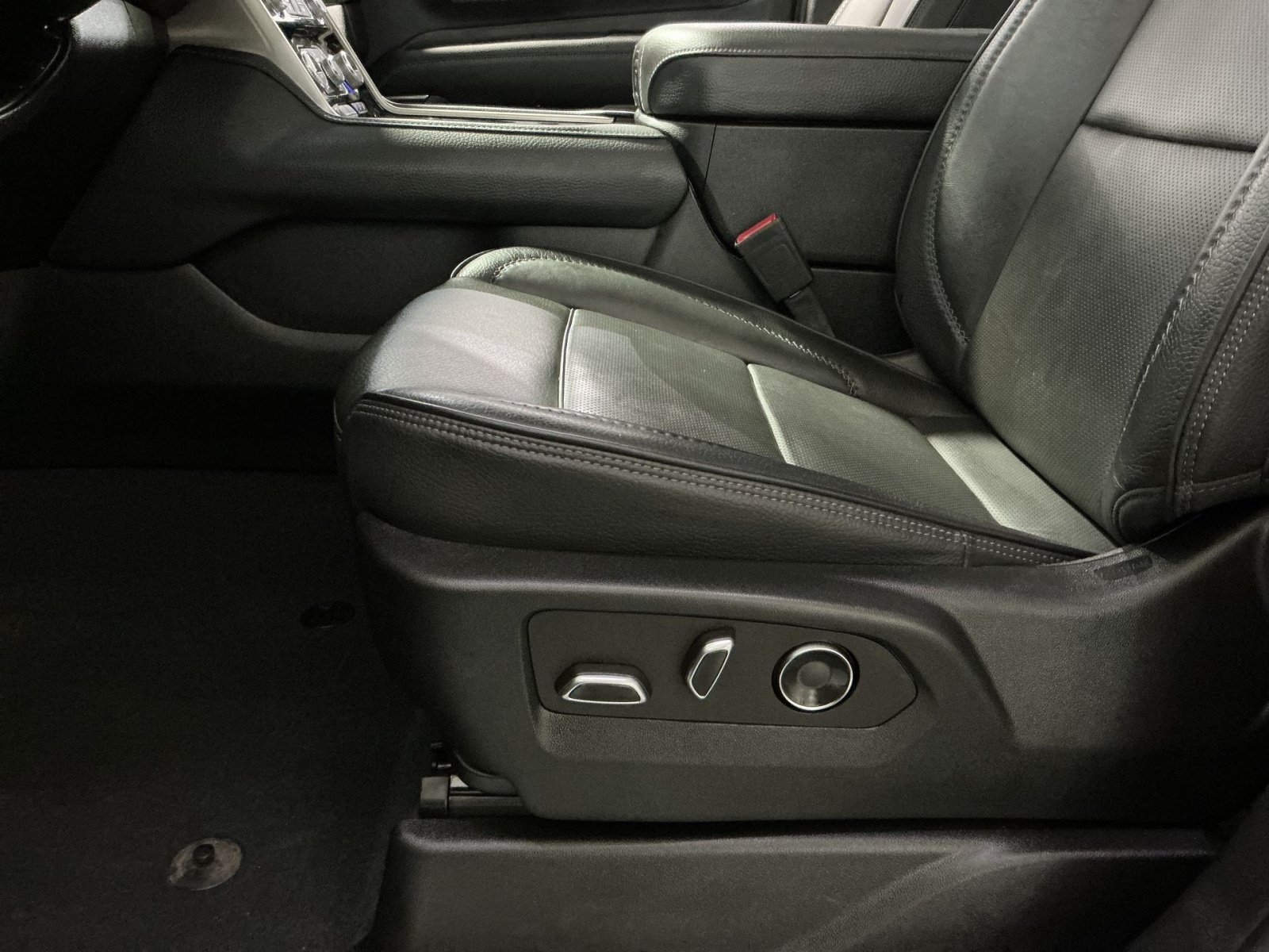 Used 2024 GMC Yukon Denali w/ Advanced Technology Package AWD/4WD image 15