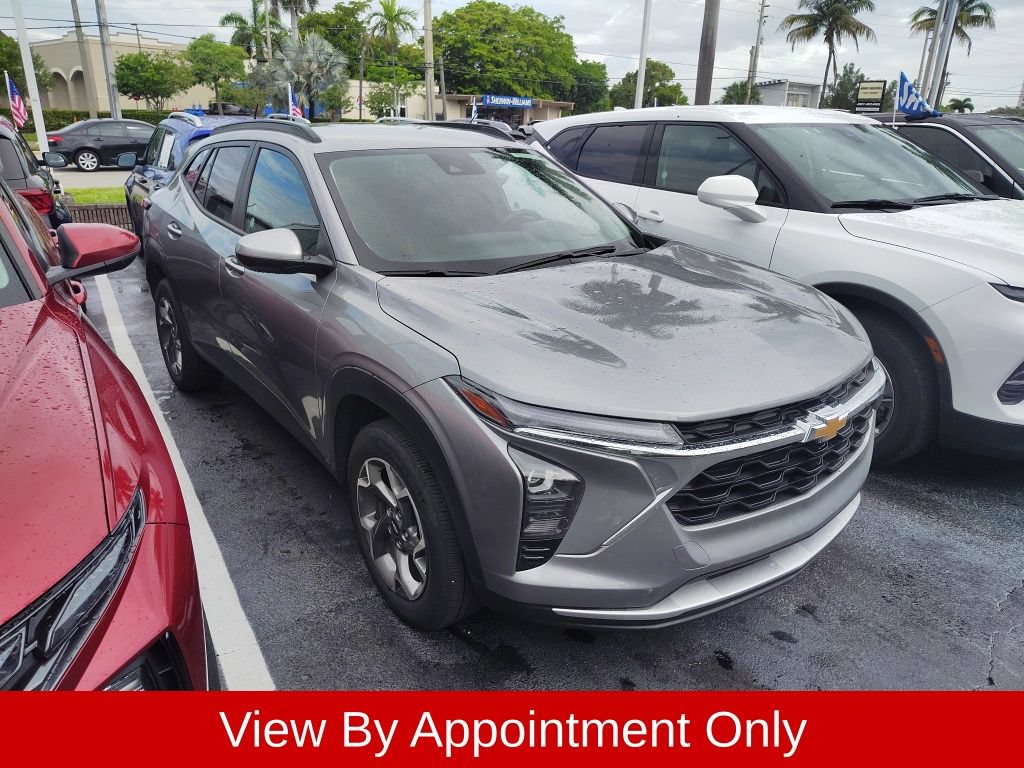 Used 2025 Chevrolet Trax LT w/ LT Convenience Package FWD image 9