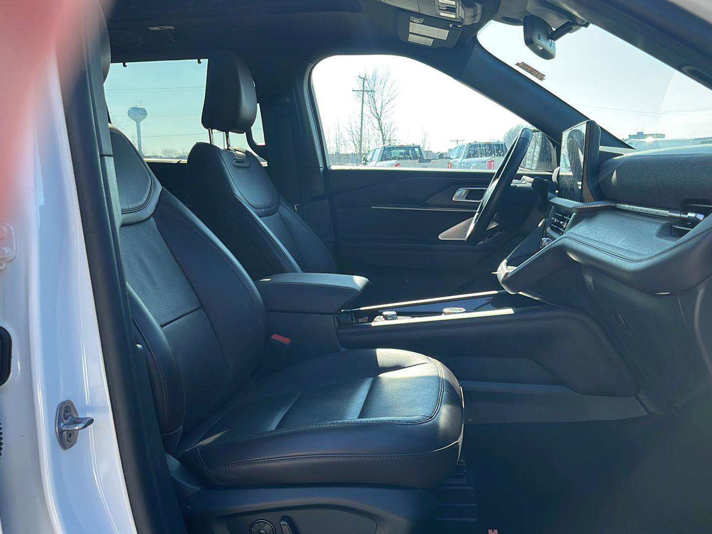 Used 2025 Ford Explorer Platinum image 29