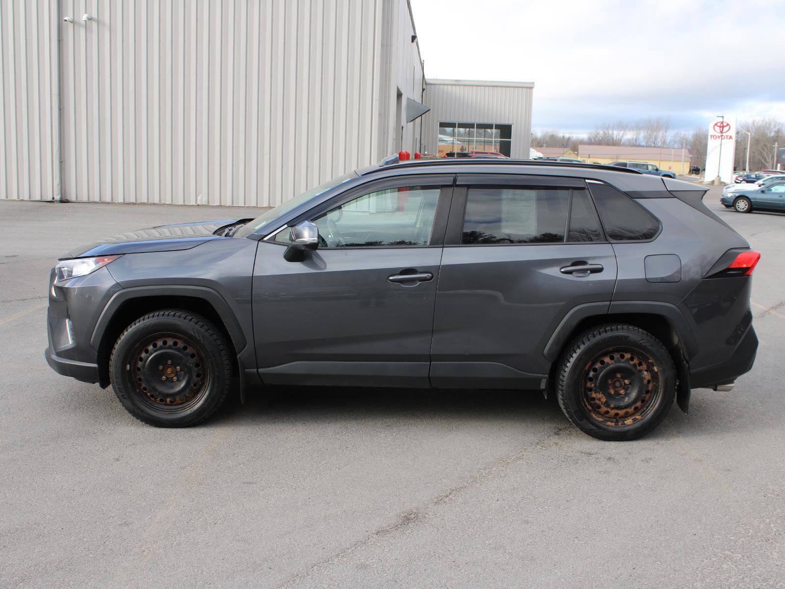 Used 2020 Toyota RAV4 XLE Premium AWD/4WD image 5