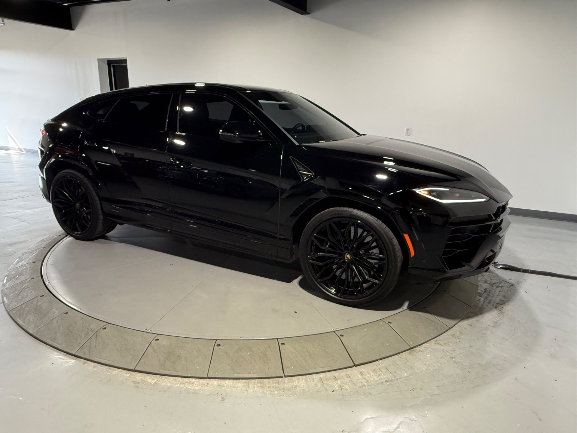 Used 2025 Lamborghini Urus SE AWD/4WD image 9