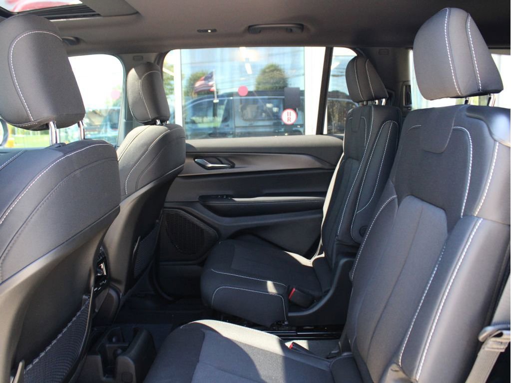 New 2025 Jeep Grand Cherokee L Laredo image 26