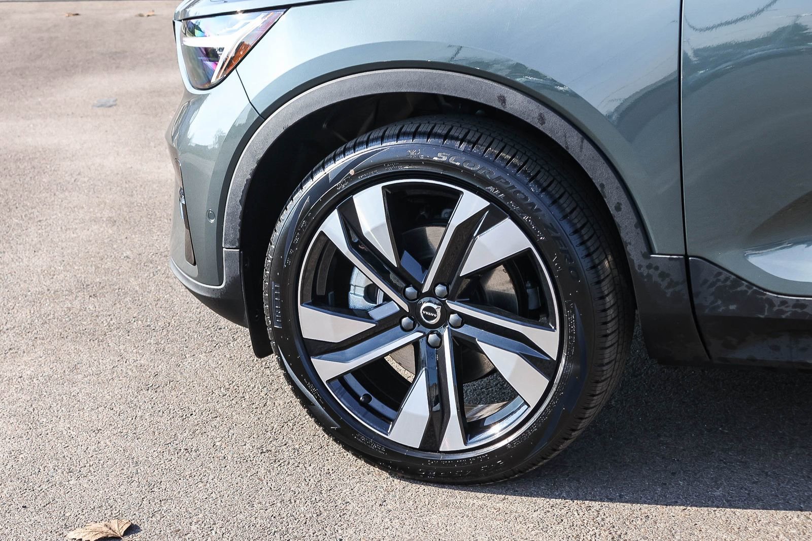 New 2026 Volvo XC40 B4 Plus w/ Climate Package image 9