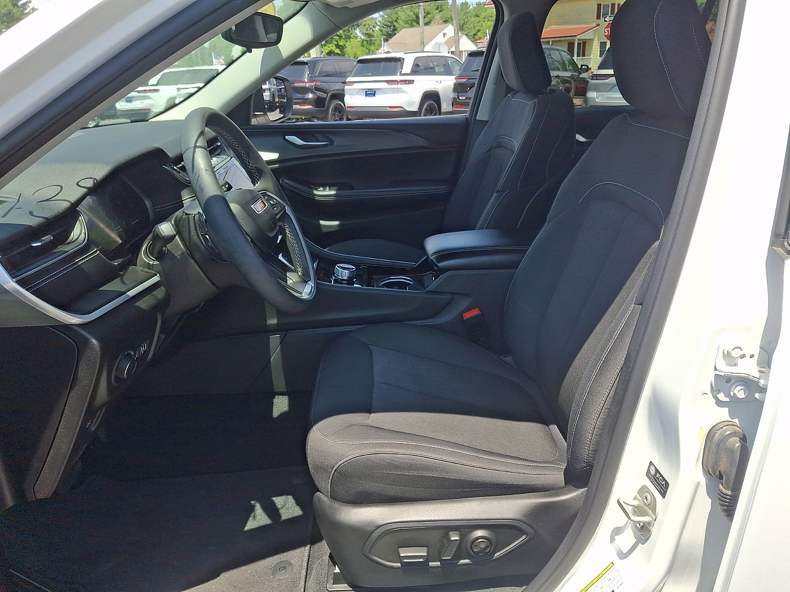 Used 2023 Jeep Grand Cherokee Laredo w/ Trailer Tow Prep Group (B) AWD/4WD image 13