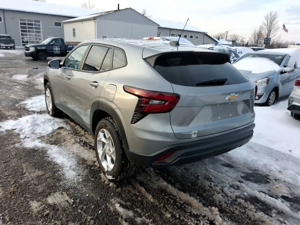 Used 2024 Chevrolet Trax LS w/ LS Convenience Package image 6