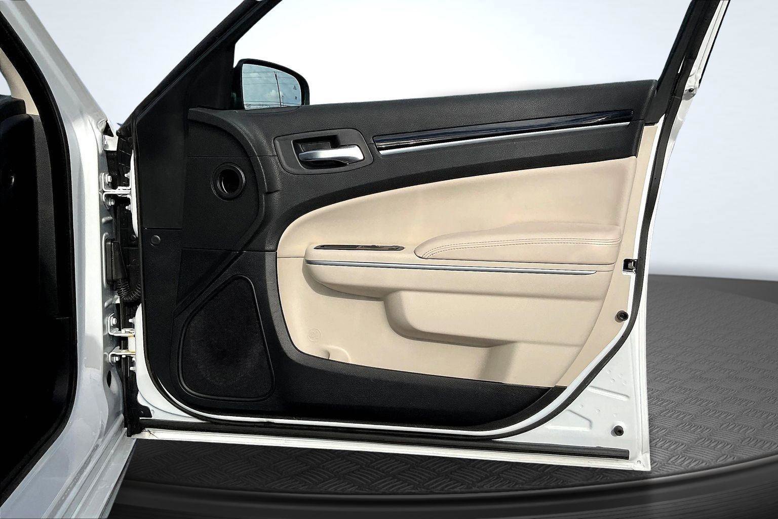 Used 2023 Chrysler 300 Touring L image 24