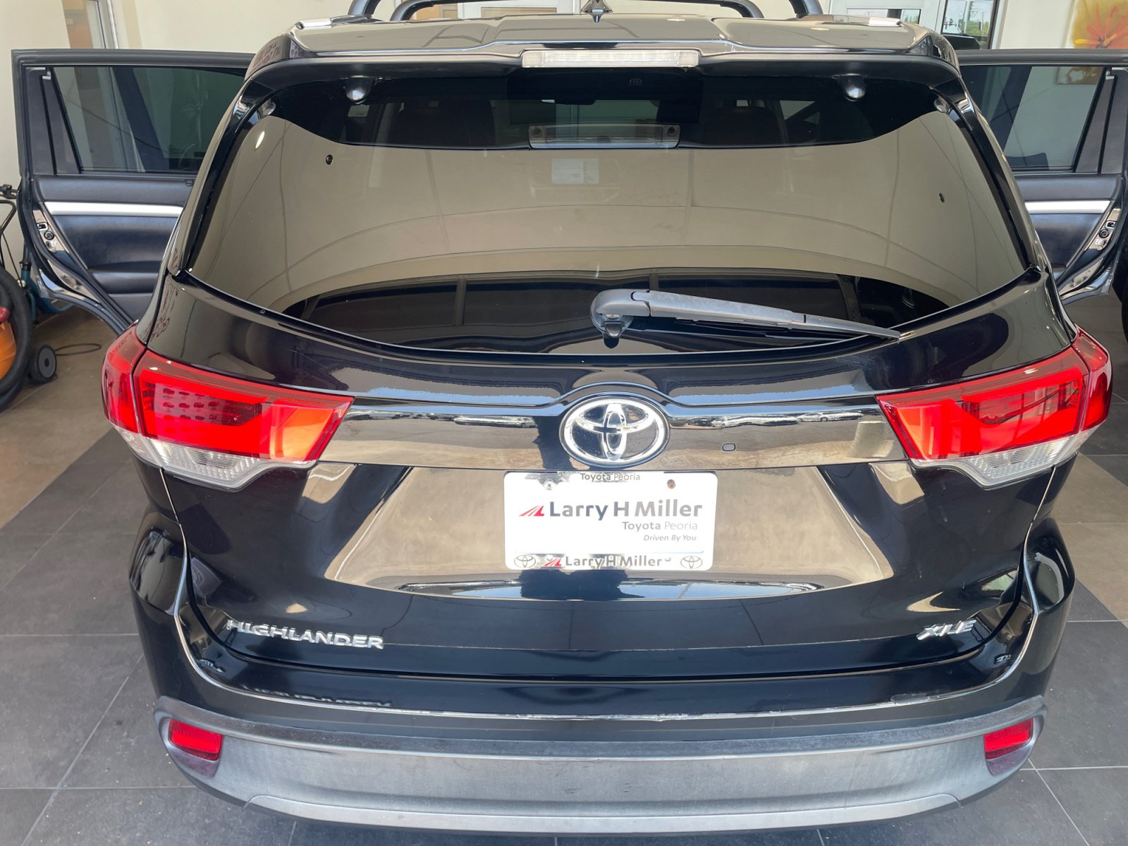 Used 2019 Toyota Highlander XLE FWD image 24