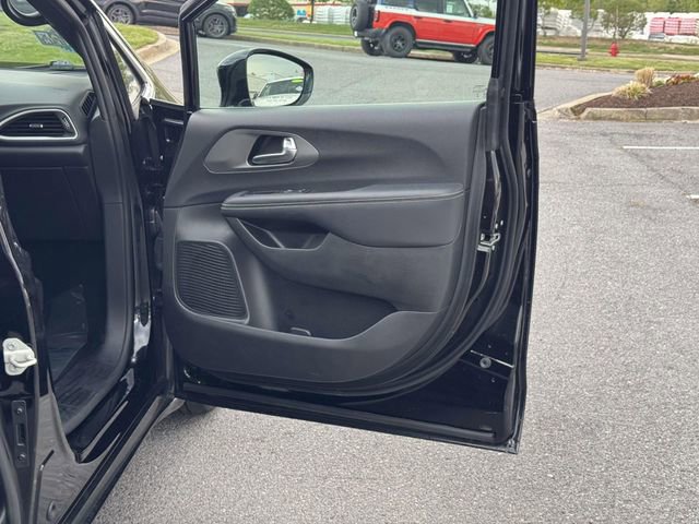 Used 2025 Chrysler Pacifica Select FWD image 10