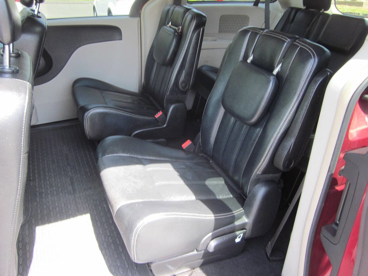 Used 2015 Chrysler Town & Country Touring FWD image 13