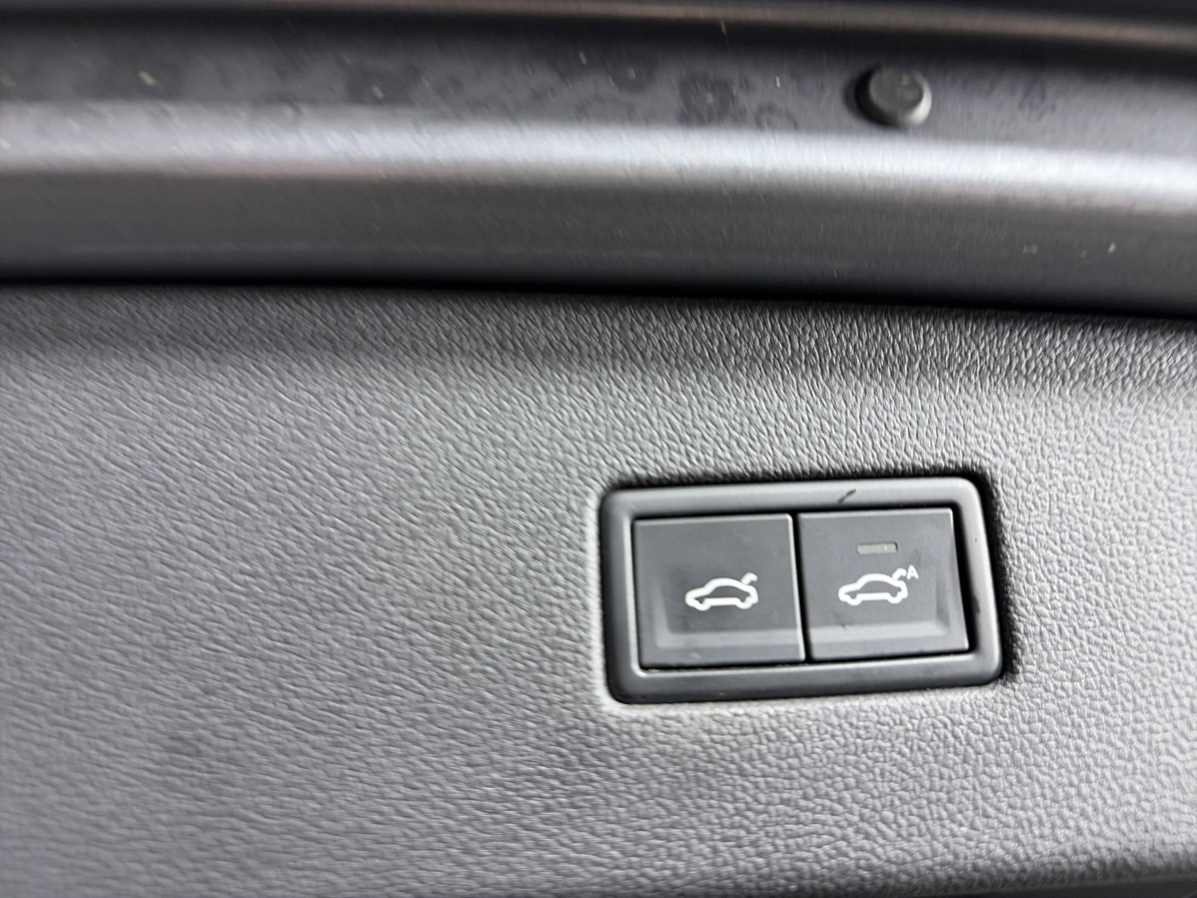 Used 2019 Volkswagen Tiguan SEL Premium image 10