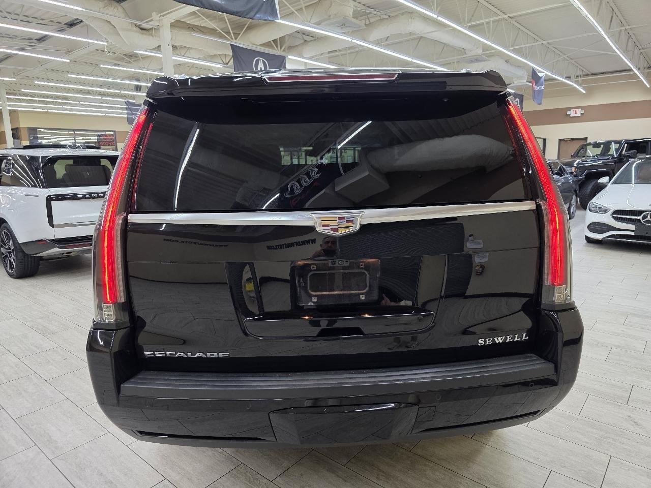 Used 2018 Cadillac Escalade Premium Luxury AWD/4WD image 7