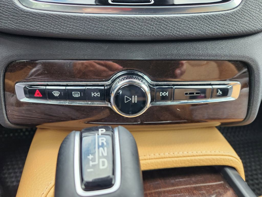 Used 2016 Volvo XC90 T6 Momentum w/ Momentum Plus Package image 17