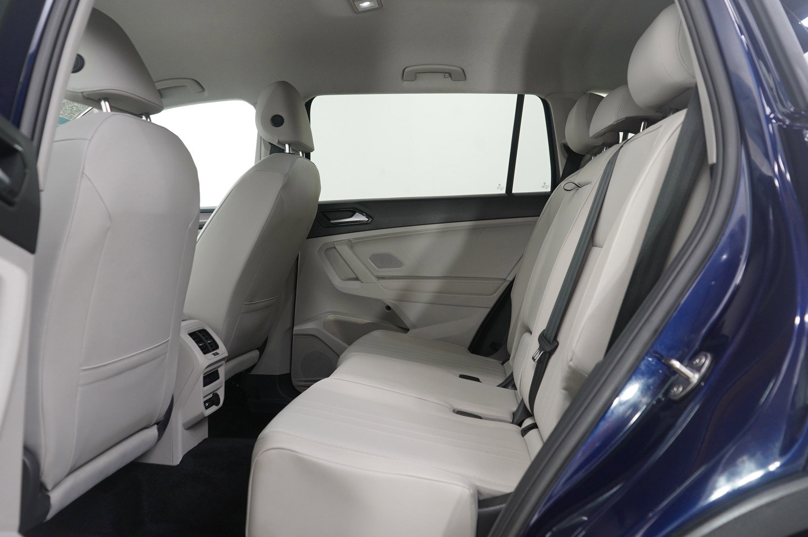 Used 2023 Volkswagen Tiguan SE AWD/4WD image 18