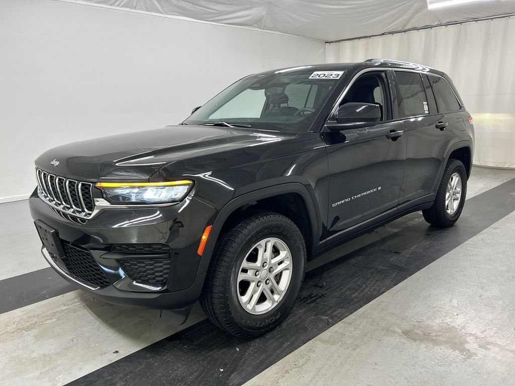 Used 2023 Jeep Grand Cherokee Laredo AWD/4WD image 5