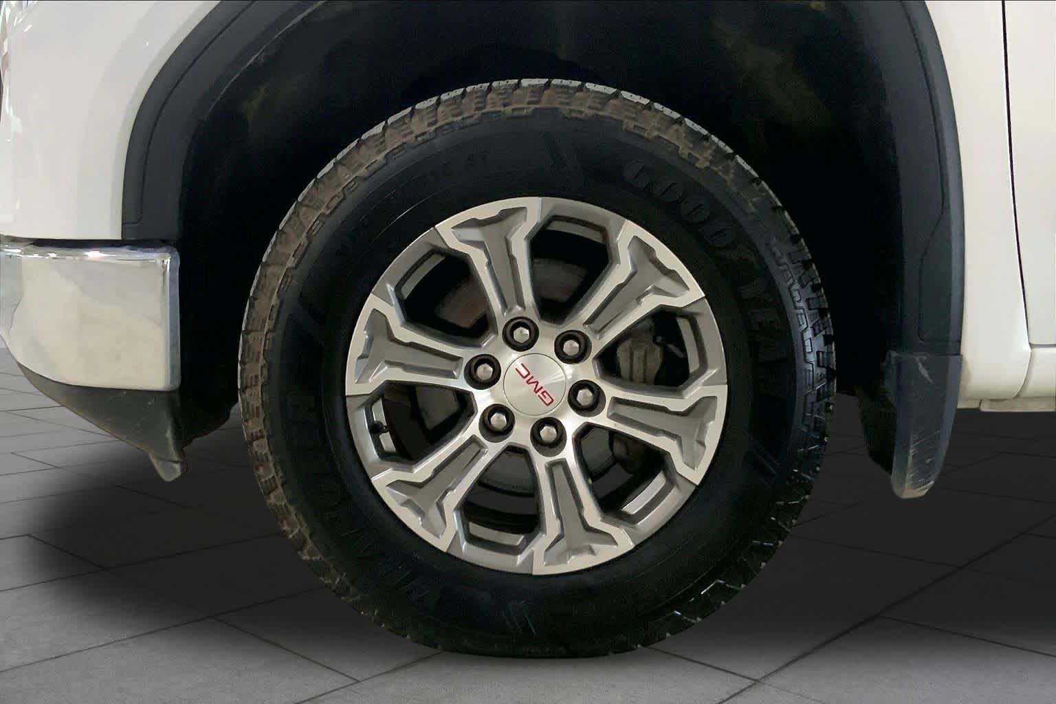 Used 2021 GMC Sierra 1500 SLE w/ X31 Off-Road Package AWD/4WD image 11