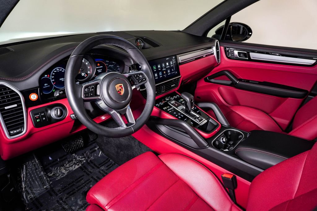 Certified 2023 Porsche Cayenne Platinum Edition image 4