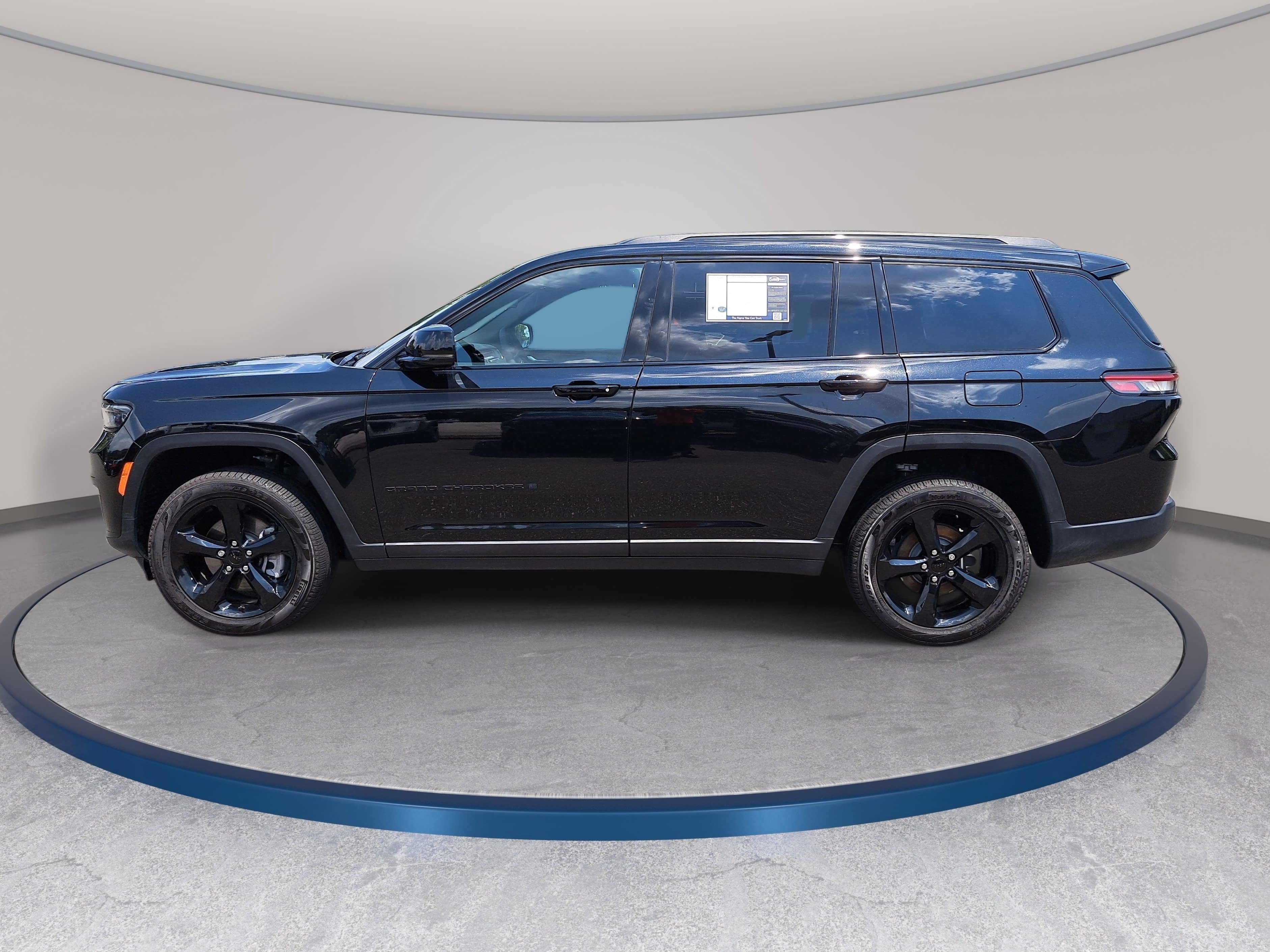 Used 2025 Jeep Grand Cherokee L Limited w/ Black Appearance Package AWD/4WD image 8