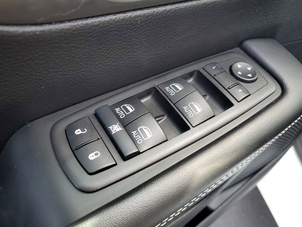 Used 2025 Chrysler Pacifica Select image 25