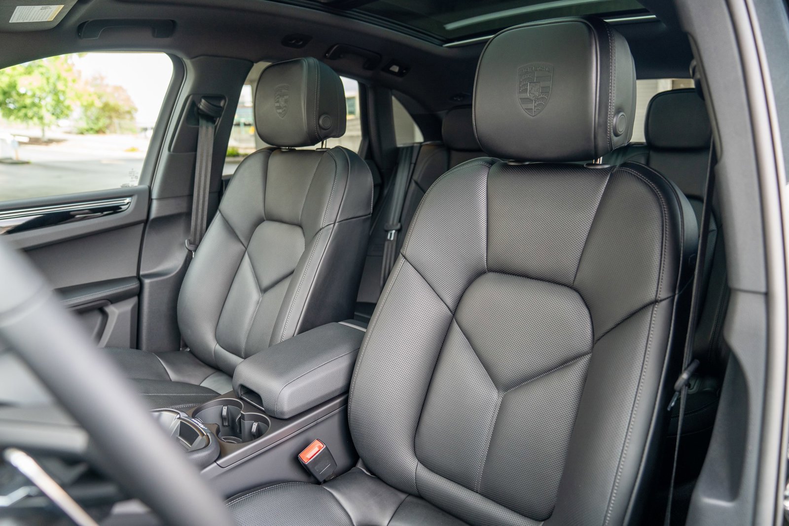 Certified 2025 Porsche Macan image 5