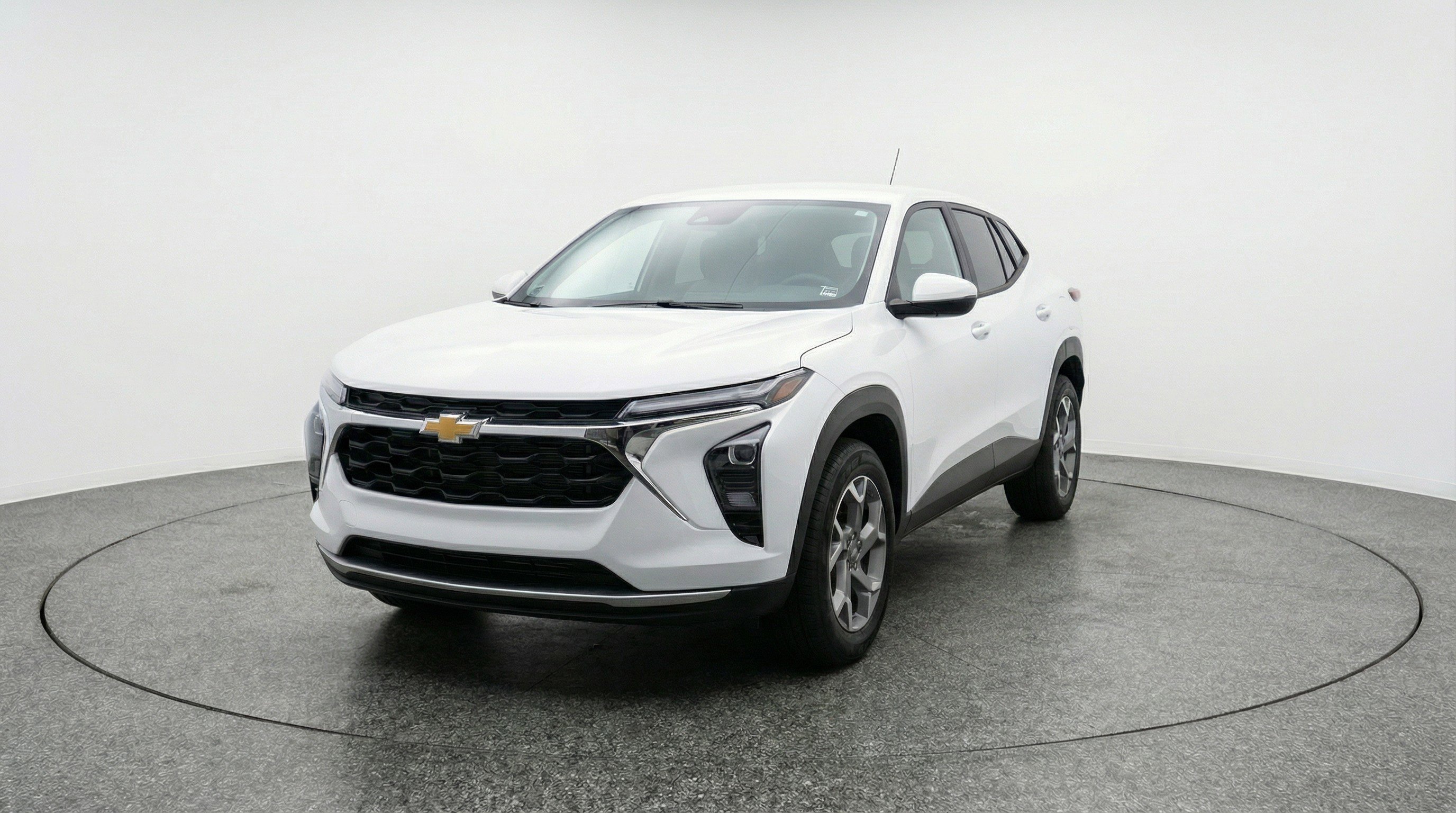 Used 2025 Chevrolet Trax LT FWD image 2