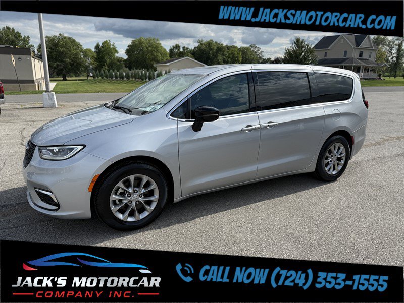 Used 2026 Chrysler Pacifica Limited FWD image 15
