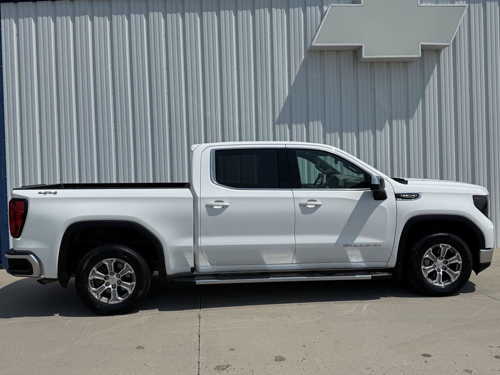Used 2022 GMC Sierra 1500 SLE AWD/4WD image 4