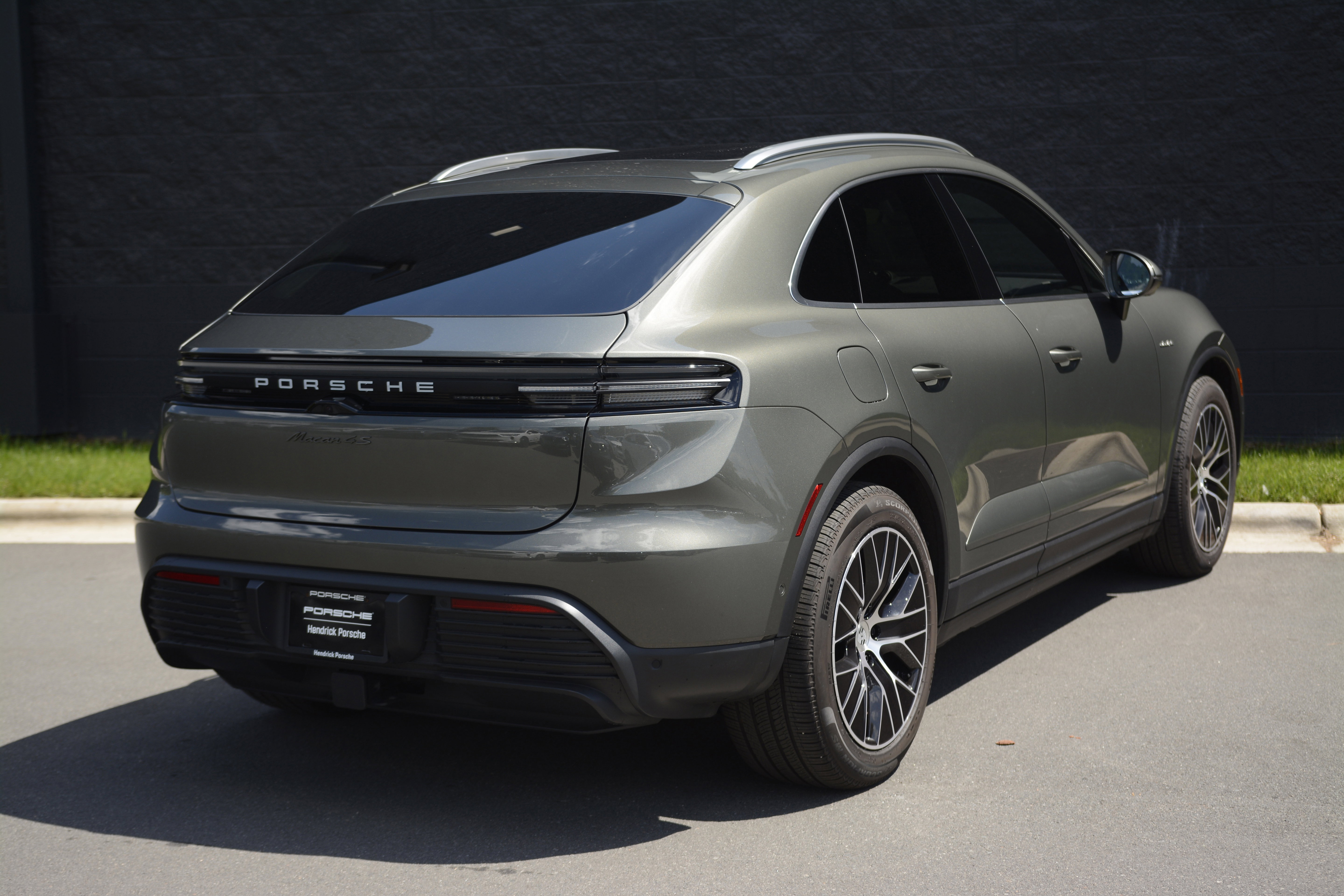Certified 2025 Porsche Macan 4S Electric AWD/4WD image 7