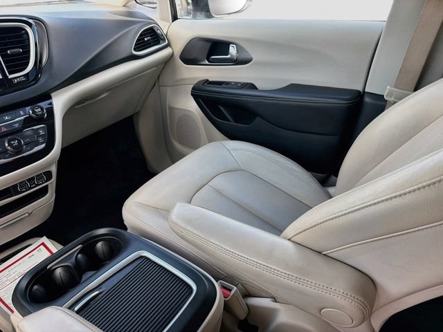Used 2021 Chrysler Pacifica Touring-L FWD image 23