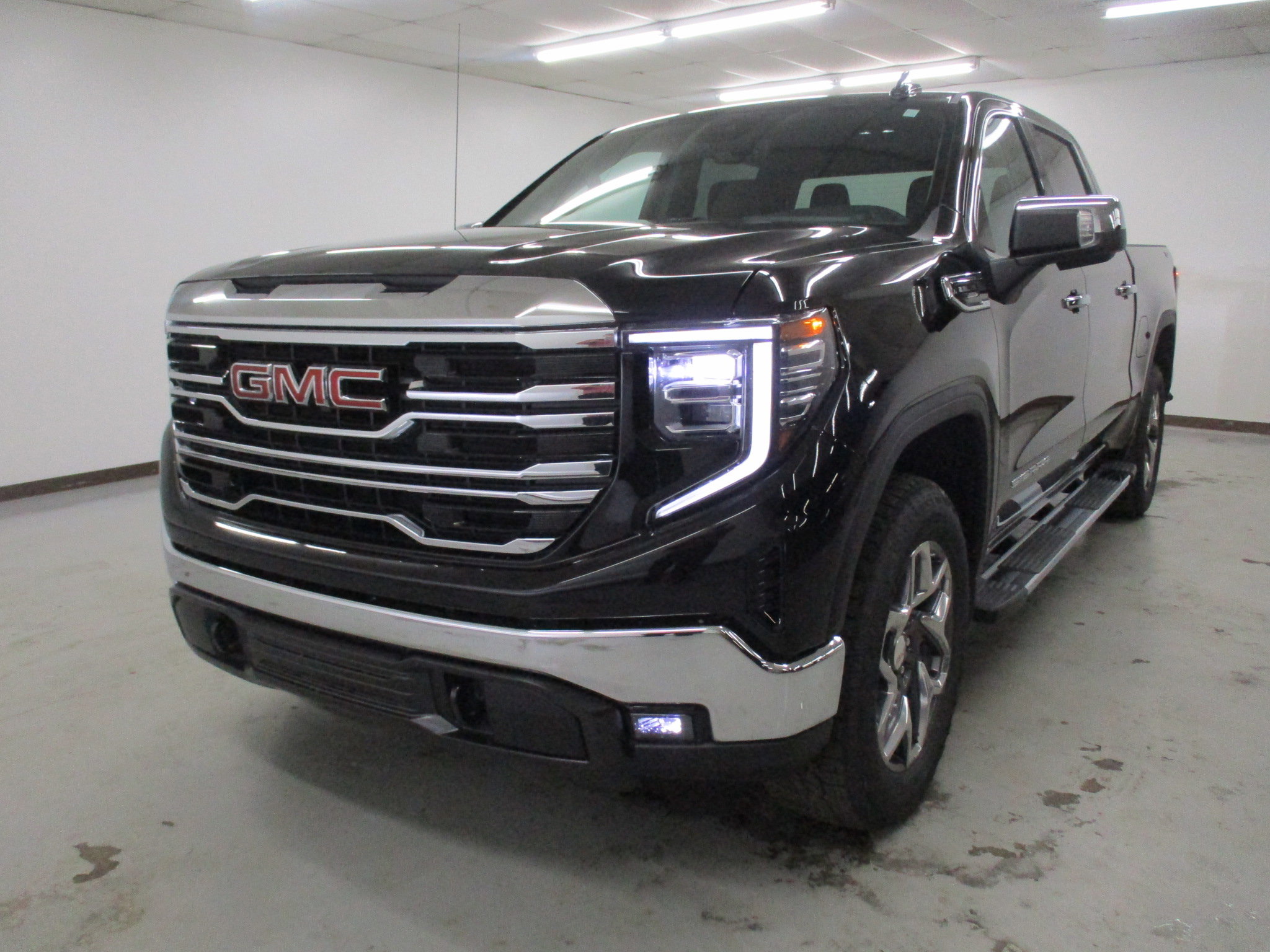 New 2026 GMC Sierra 1500 SLT w/ SLT Premium Package image 1