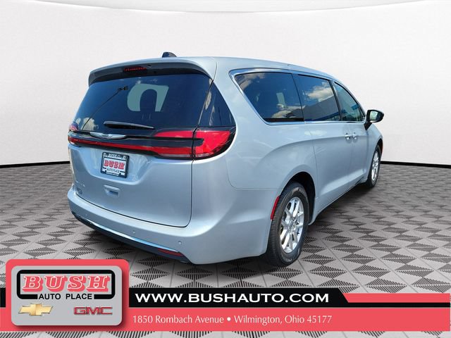 Used 2024 Chrysler Pacifica Touring-L FWD image 4