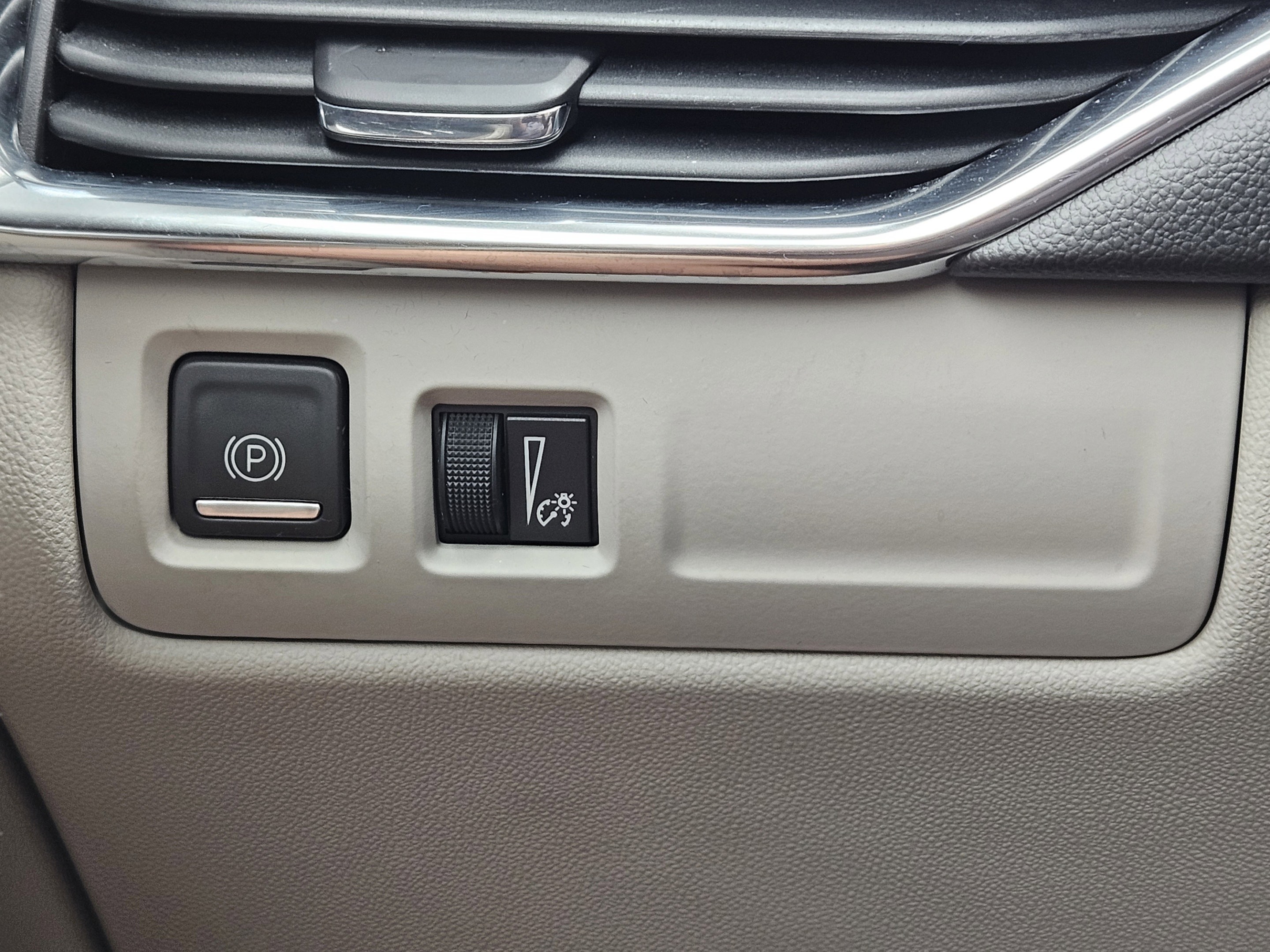 Used 2022 Cadillac XT4 Luxury w/ Cold Weather Package FWD image 20