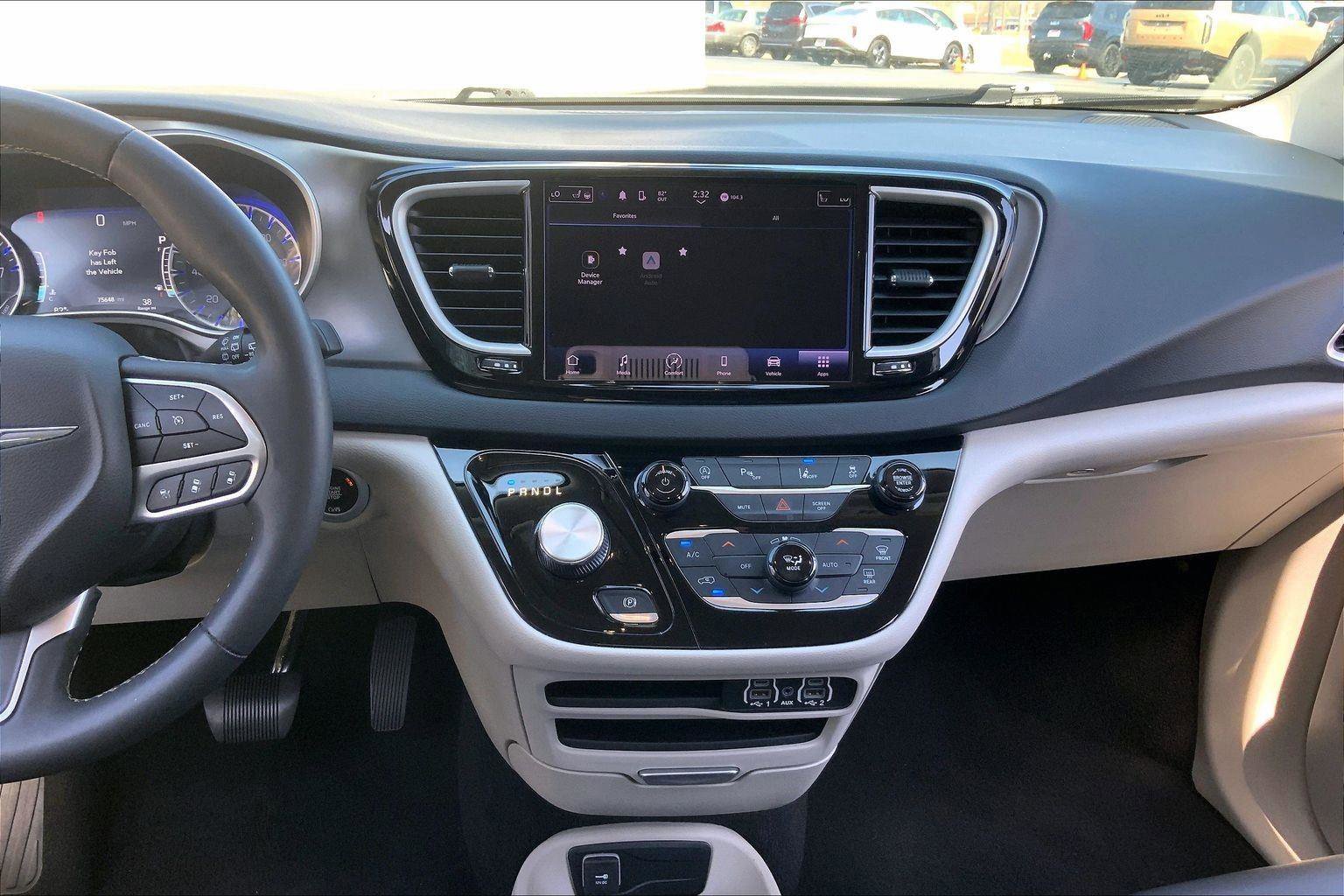 Used 2023 Chrysler Pacifica Touring-L image 6