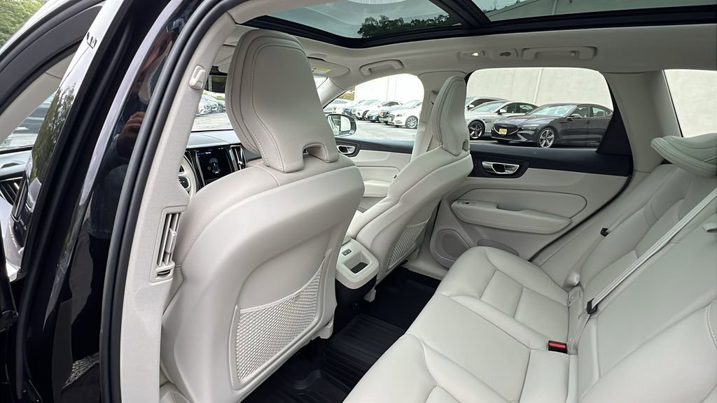 Used 2022 Volvo XC60 B5 Momentum w/ Climate Package image 36